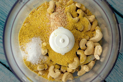 Εναλλακτική "παρμεζάνα" με διατροφική μαγιά & κάσιους | Enallaktiko.gr