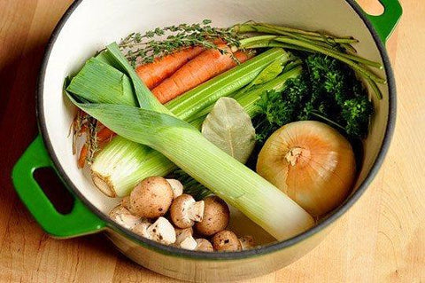 Συνταγές: Σπιτικός ζωμός από περισσεύματα λαχανικών | Enallaktiko.gr