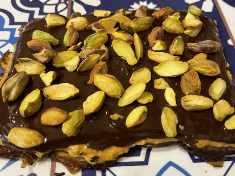 Συνταγή για σοκολάτα με χουρμάδες, φυστικοβούτυρο & φυστίκια Αιγίνης