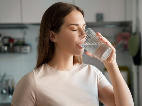 Πόσο νερό πρέπει να πίνω μέσα στη μέρα;